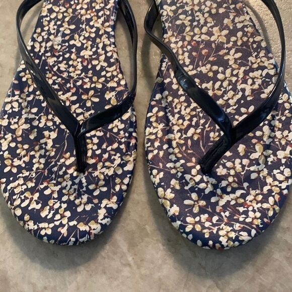 Lauren Conrad Navy Flip Flops Size 8 - Picture 1 of 5